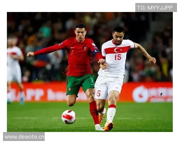 葡萄牙与智利激战正酣双方球员全力以赴争夺胜利 葡萄牙与智利激战正酣双方球员全力以赴争夺胜利